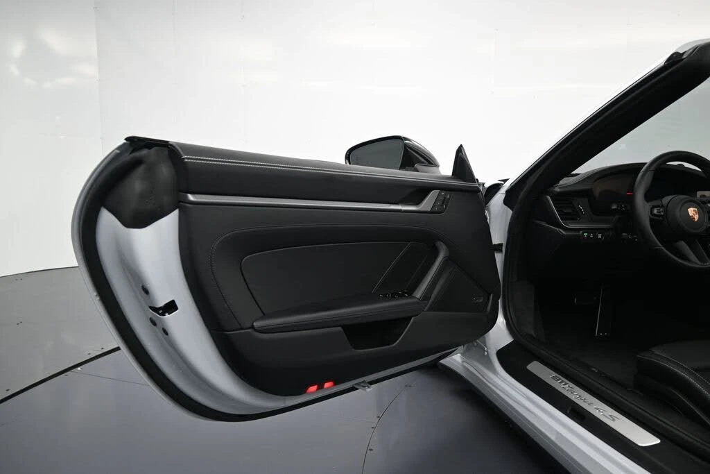 2026 Porsche 992 Targa 4 & 4S - Image 14 of 31