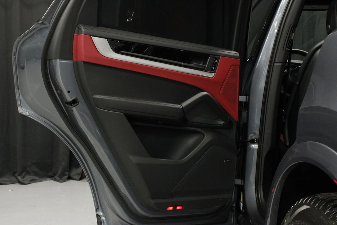 2026 Porsche 9Y0/9Y3 Cayenne - Image 13 of 31