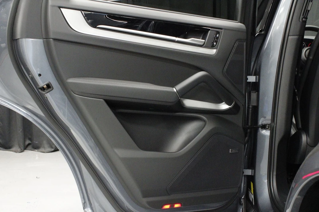 2026 Porsche 9Y0/9Y3 Cayenne Coupe - Image 15 of 31