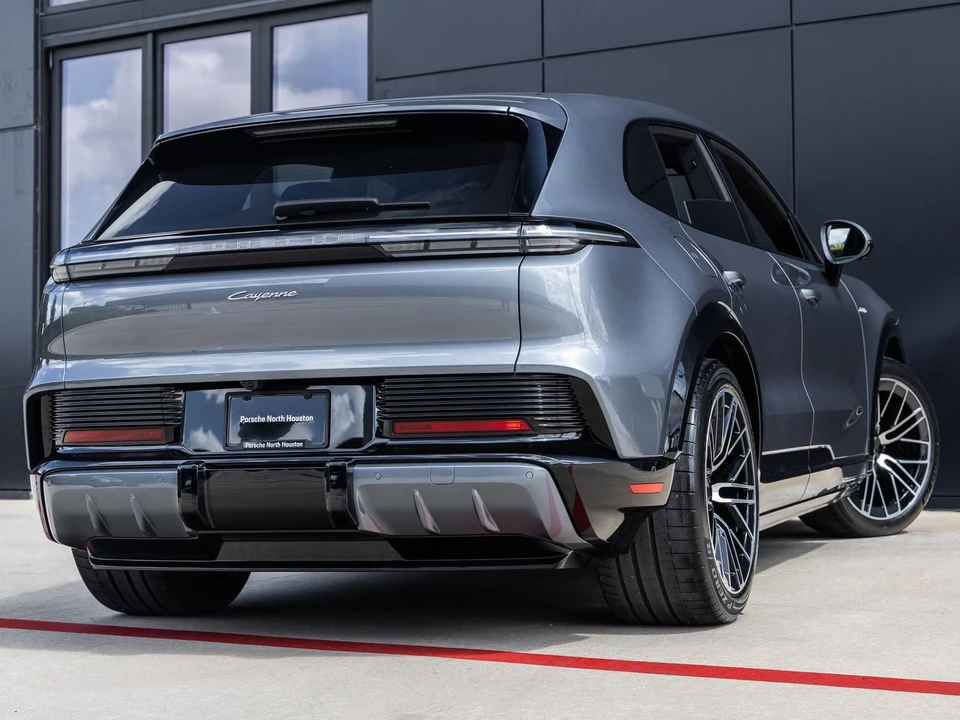 2026 Porsche 9Y0/9Y3 Cayenne - Image 11 of 31