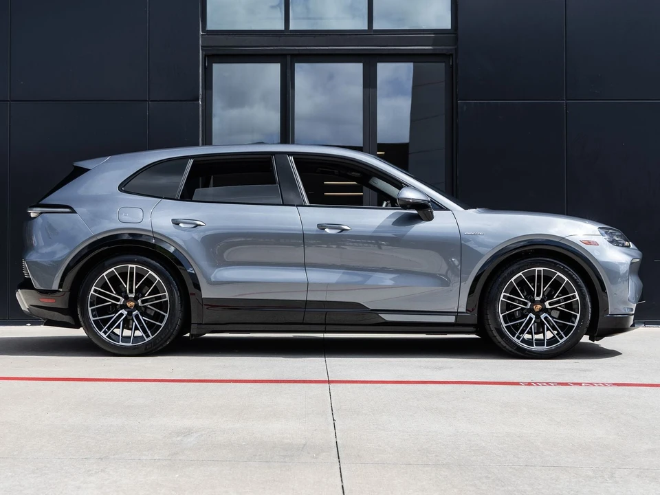 2026 Porsche 9Y0/9Y3 Cayenne - Image 12 of 31