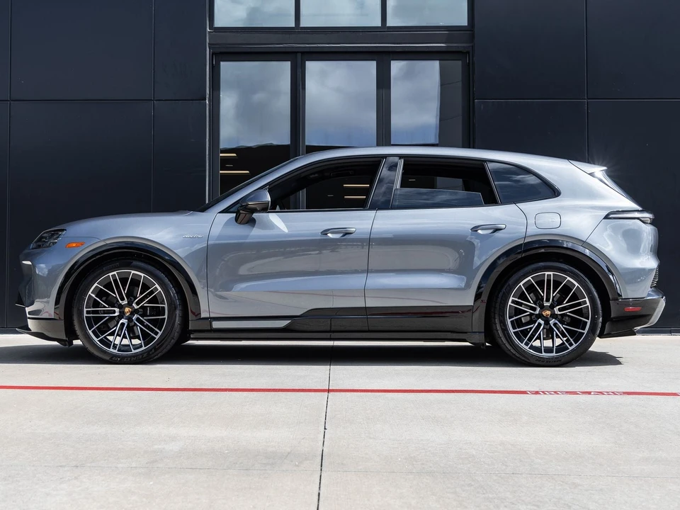 2026 Porsche 9Y0/9Y3 Cayenne - Image 2 of 31