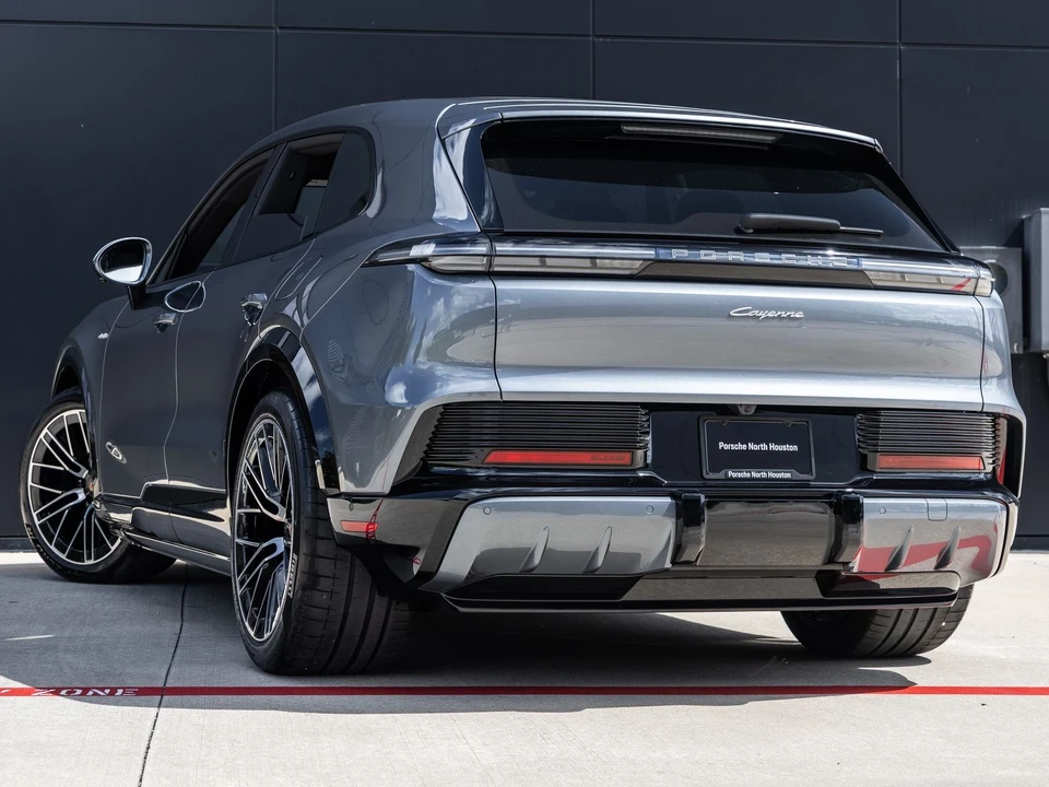 2026 Porsche 9Y0/9Y3 Cayenne - Image 3 of 31