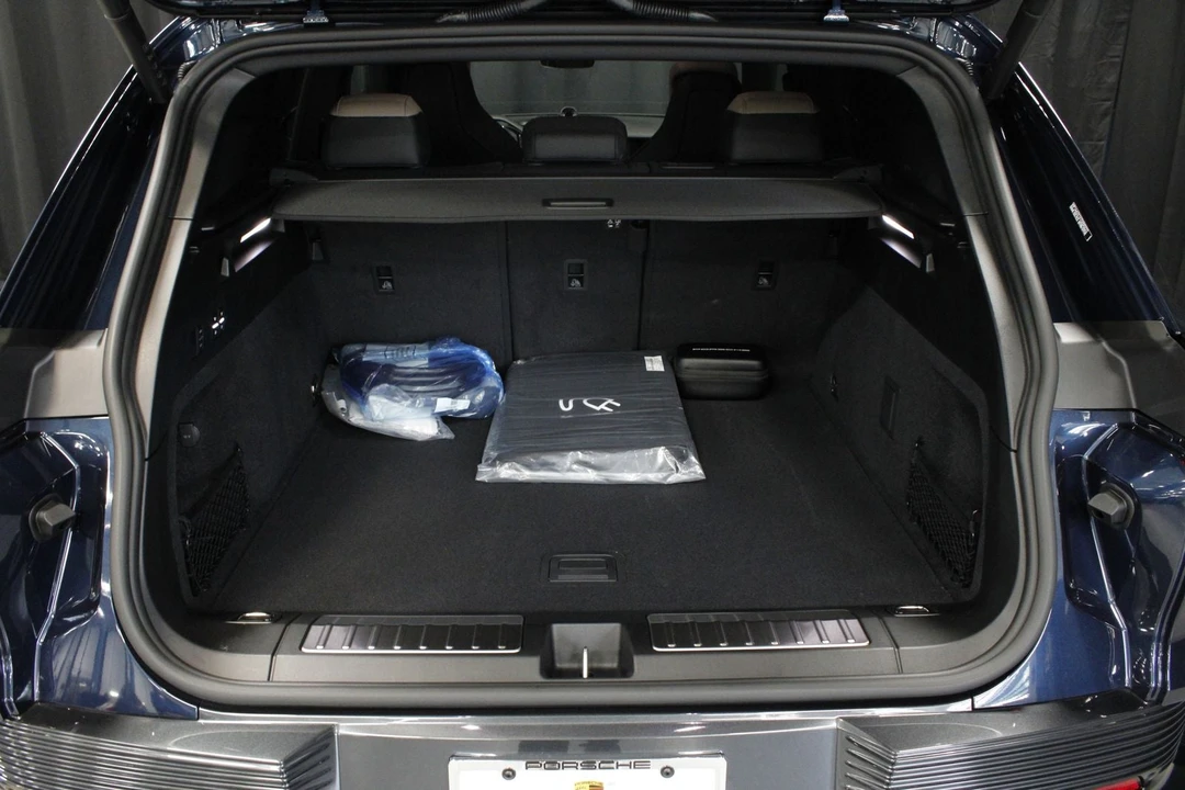 2026 Porsche 9Y0/9Y3 Cayenne - Image 17 of 31