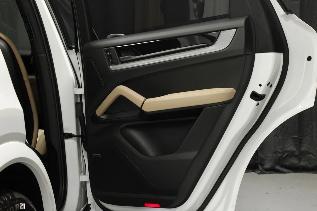 2026 Porsche 9Y0/9Y3 Cayenne - Image 15 of 31