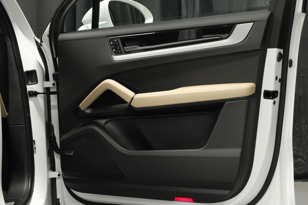 2026 Porsche 9Y0/9Y3 Cayenne - Image 16 of 31