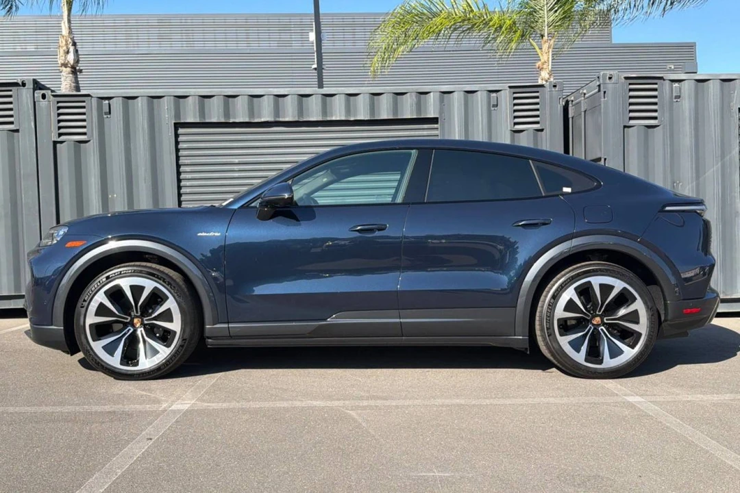 2026 Porsche 9Y0/9Y3 Cayenne Coupe - Image 2 of 4