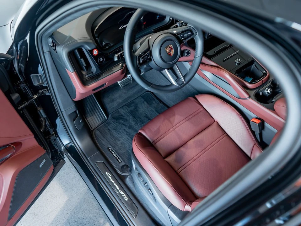2026 Porsche 9Y0/9Y3 Cayenne Coupe - Image 5 of 31