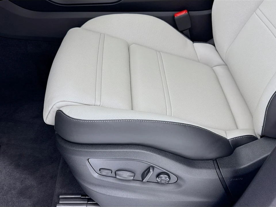 2026 Porsche 9Y0/9Y3 Cayenne Coupe - Image 14 of 31