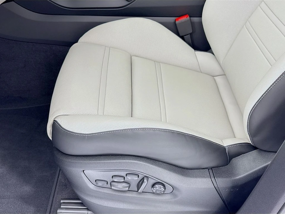 2026 Porsche 9Y0/9Y3 Cayenne Coupe - Image 14 of 31