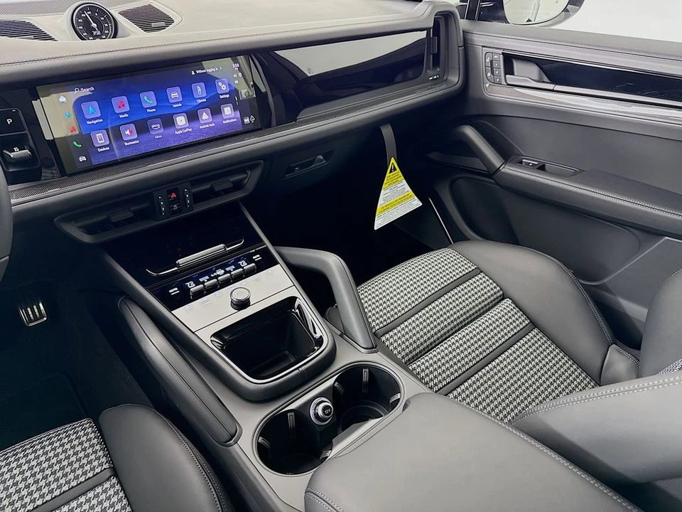 2026 Porsche 9Y0/9Y3 Cayenne Coupe - Image 25 of 31