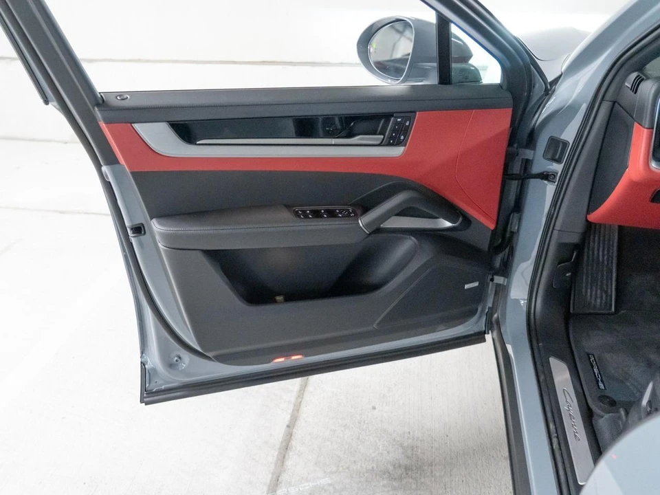 2026 Porsche 9Y0/9Y3 Cayenne Coupe - Image 16 of 29
