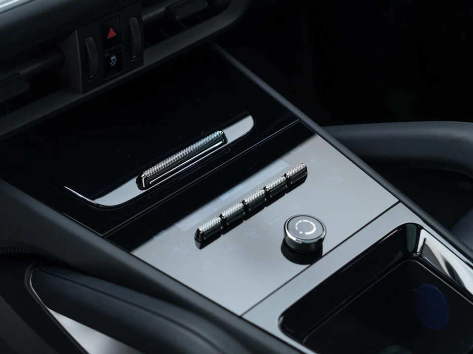2026 Porsche Cayenne - Image 25 of 31