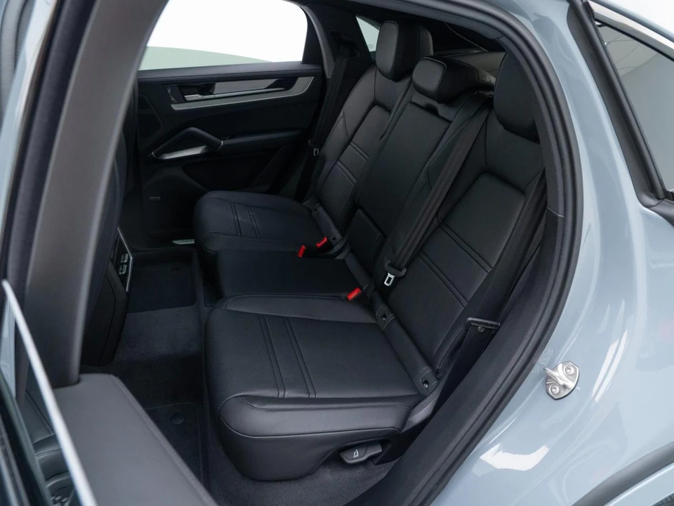 2026 Porsche Cayenne - Image 28 of 31