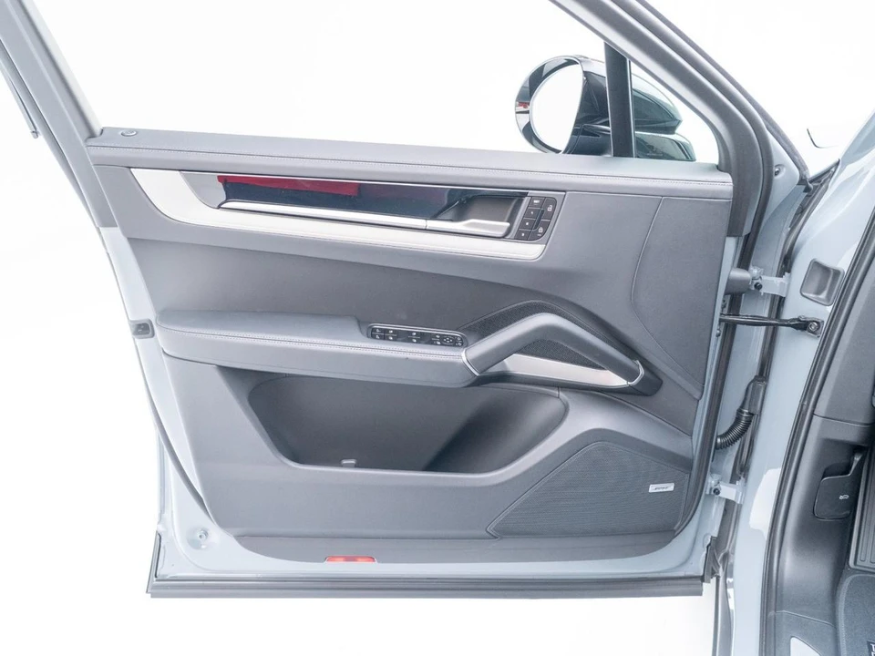 2026 Porsche Cayenne - Image 19 of 31