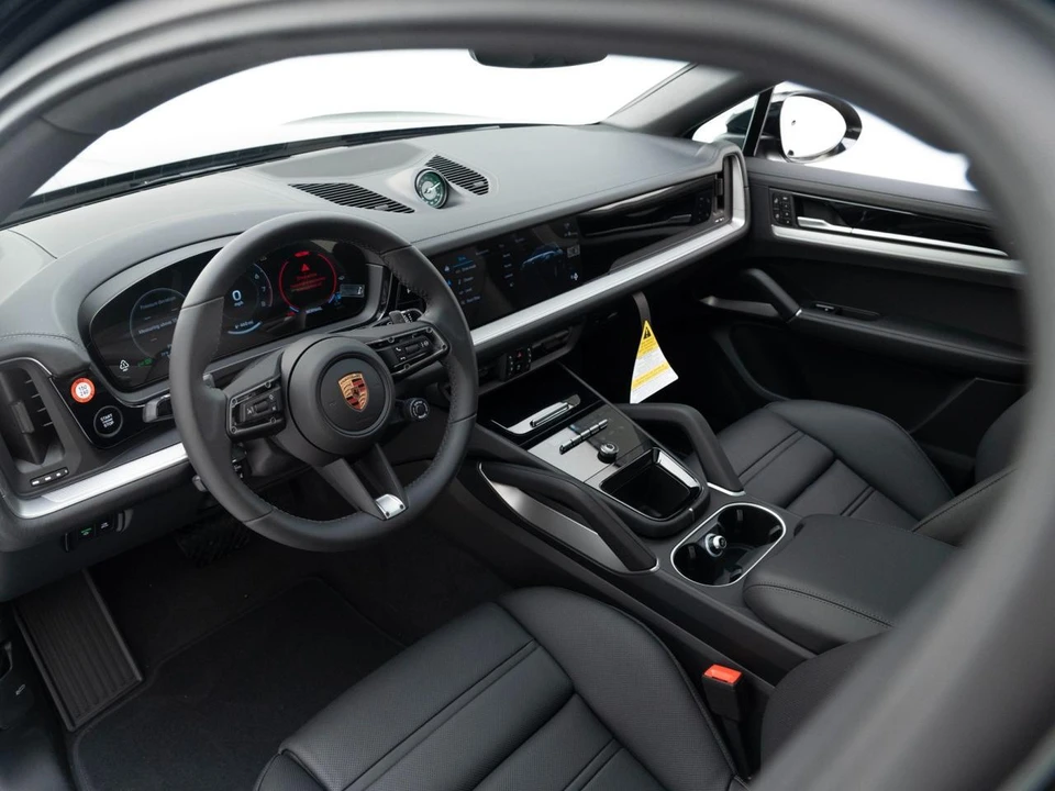 2026 Porsche 9Y0/9Y3 Cayenne Coupe - Image 4 of 31