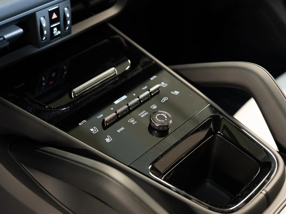 2026 Porsche 9Y0/9Y3 Cayenne Coupe - Image 22 of 29