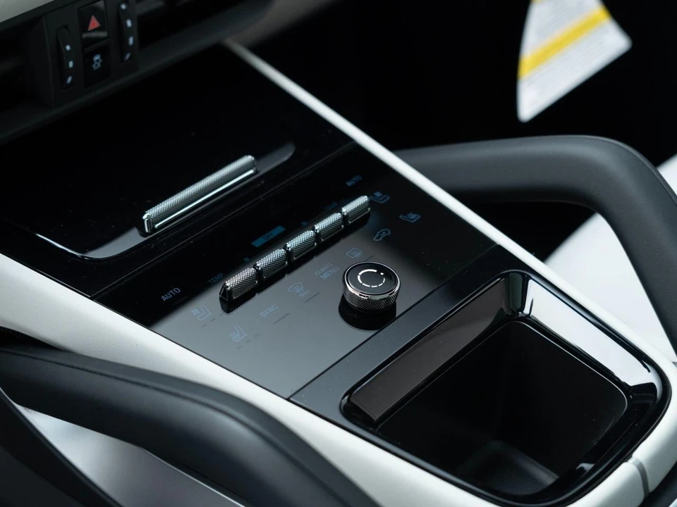 2026 Porsche 9Y0/9Y3 Cayenne Coupe - Image 24 of 30