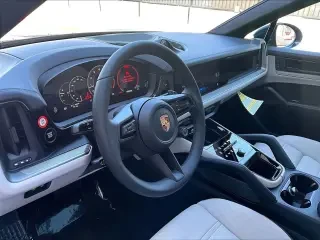 2026 Porsche Cayenne - Image 29 of 31