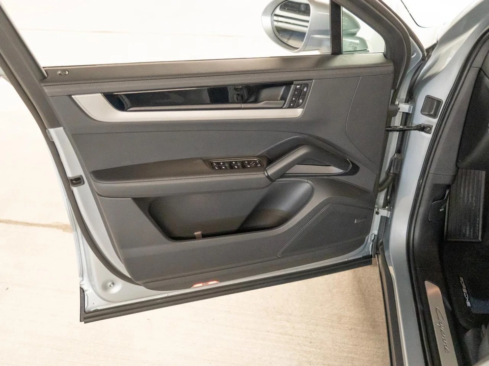 2026 Porsche 9Y0/9Y3 Cayenne Coupe - Image 15 of 28