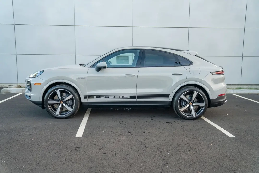 2026 Porsche 9Y0/9Y3 Cayenne - Image 2 of 12