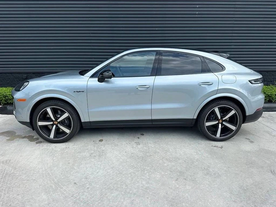 2026 Porsche 9Y0/9Y3 Cayenne - Image 2 of 5