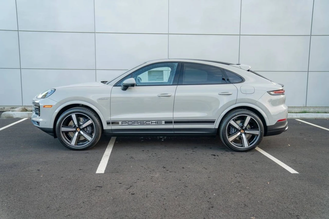 2026 Porsche 9Y0/9Y3 Cayenne Coupe - Image 2 of 5