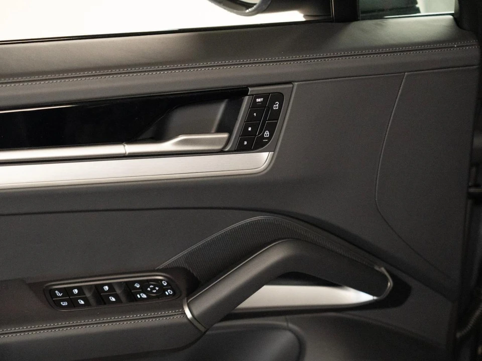2026 Porsche 9Y0/9Y3 Cayenne Coupe - Image 17 of 28