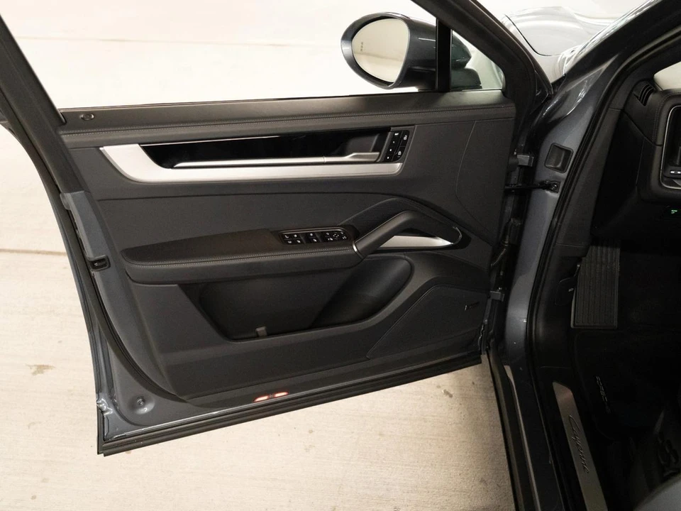 2026 Porsche 9Y0/9Y3 Cayenne Coupe - Image 16 of 28