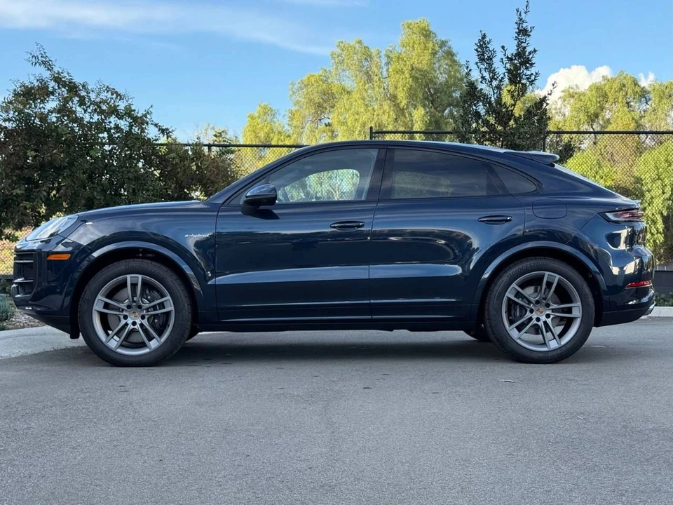 2026 Porsche 9Y0/9Y3 Cayenne - Image 2 of 5
