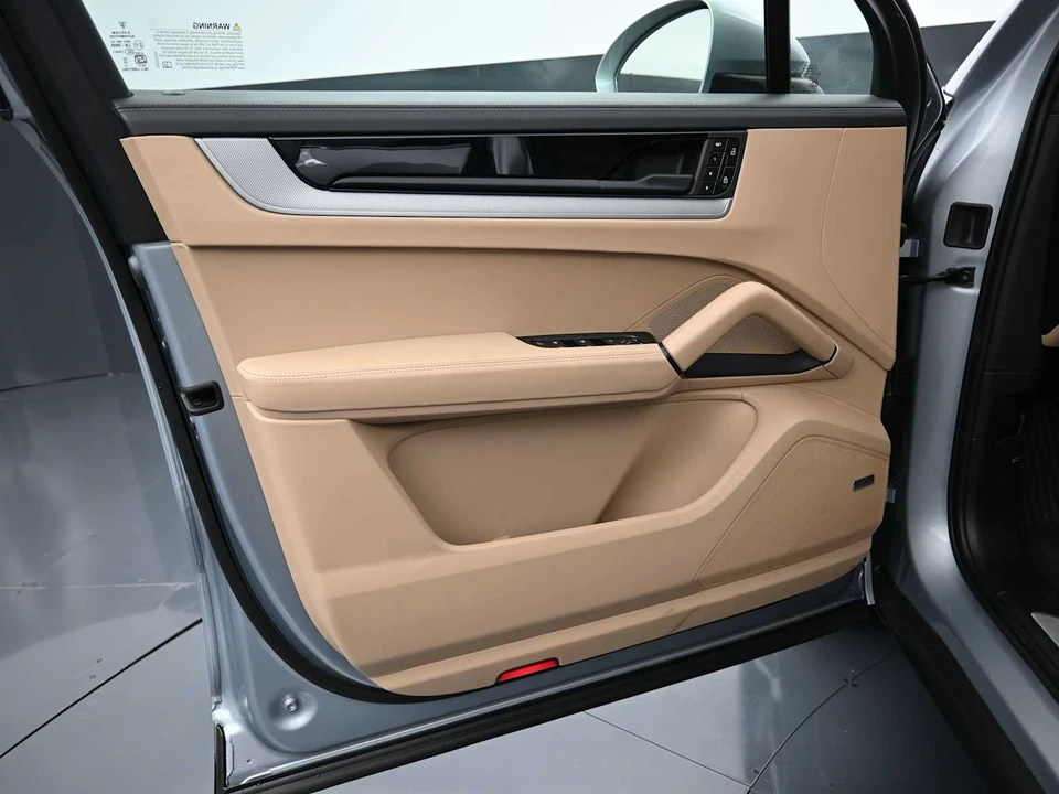 2026 Porsche 9Y0/9Y3 Cayenne - Image 8 of 31