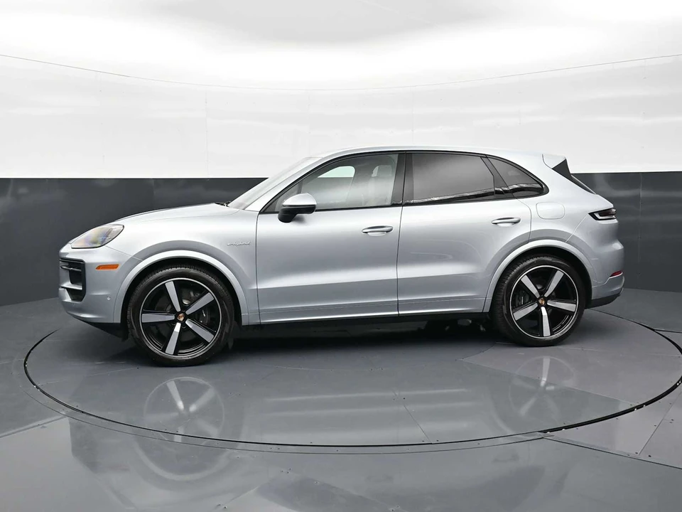 2026 Porsche 9Y0/9Y3 Cayenne - Image 2 of 31