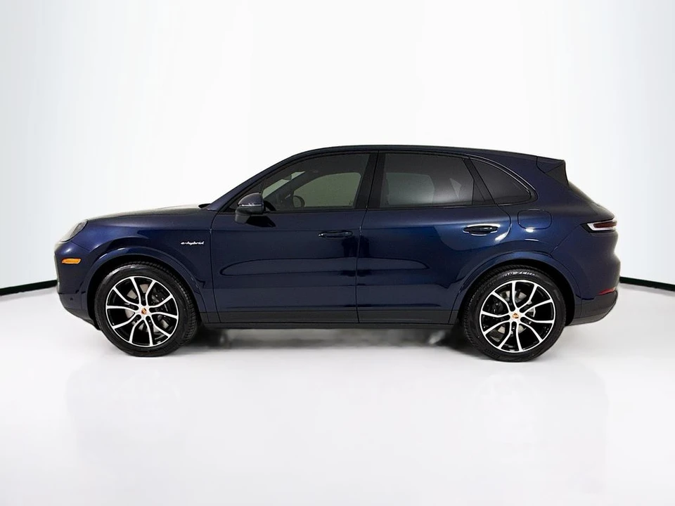 2026 Porsche 9Y0/9Y3 Cayenne - Image 2 of 31