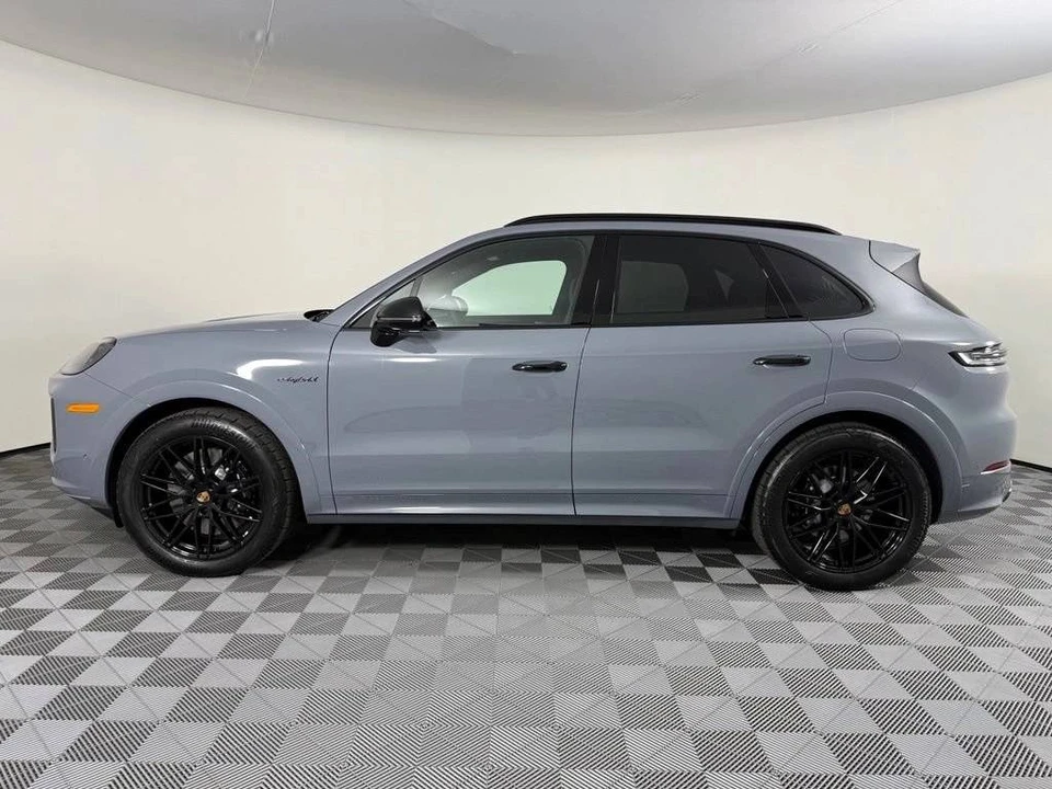 2026 Porsche 9Y0/9Y3 Cayenne - Image 2 of 4