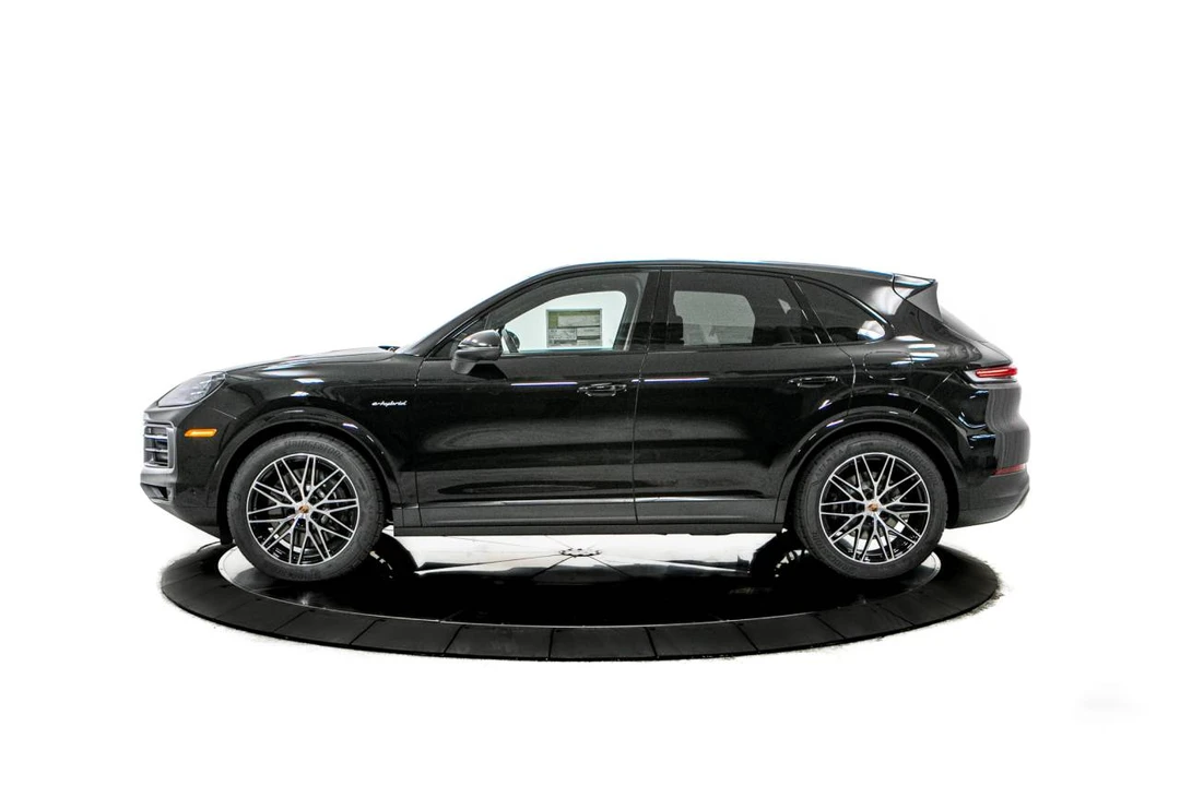 2026 Porsche 9Y0/9Y3 Cayenne - Image 2 of 5