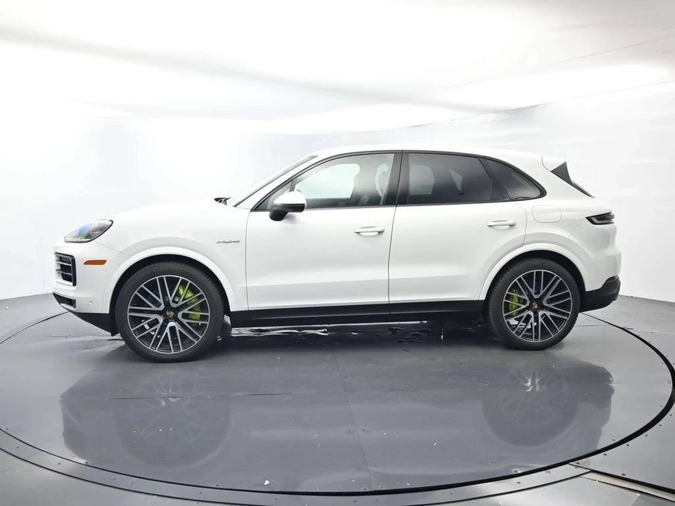 2026 Porsche 9Y0/9Y3 Cayenne - Image 2 of 4