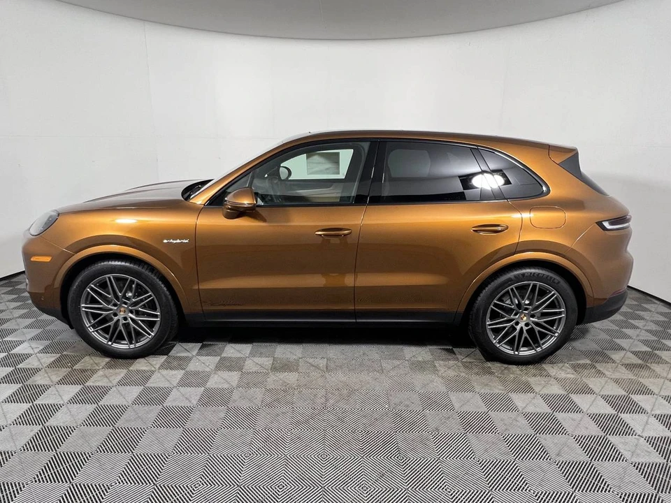 2026 Porsche 9Y0/9Y3 Cayenne - Image 2 of 5