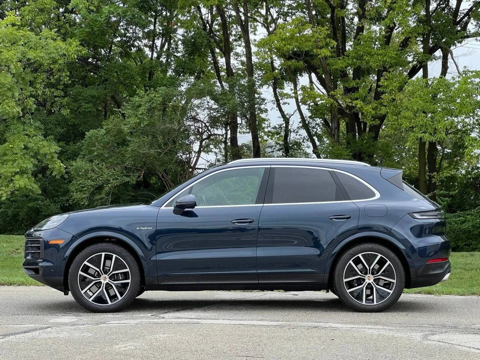 2026 Porsche 9Y0/9Y3 Cayenne - Image 2 of 4