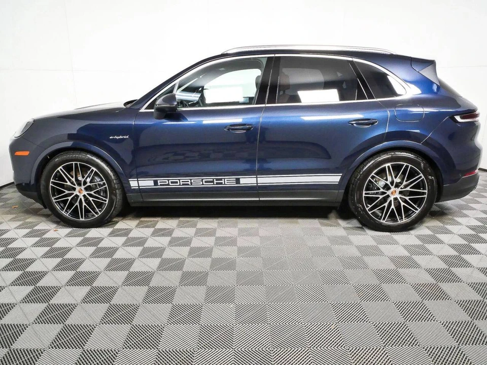 2026 Porsche 9Y0/9Y3 Cayenne - Image 2 of 4