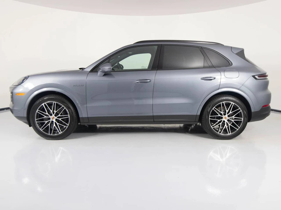 2026 Porsche 9Y0/9Y3 Cayenne - Image 2 of 4
