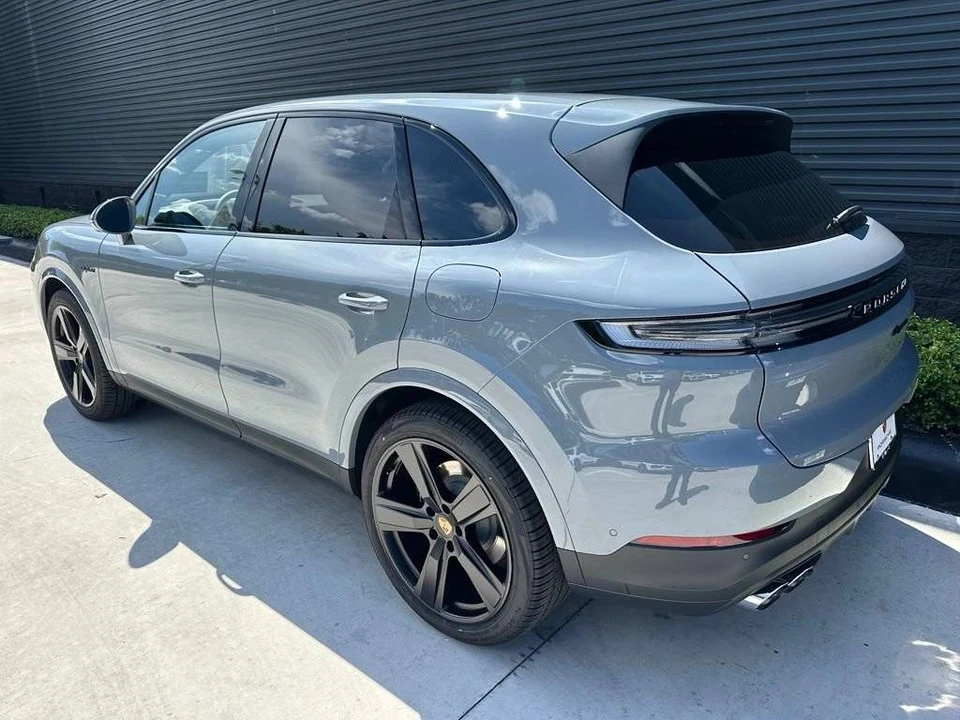 2026 Porsche 9Y0/9Y3 Cayenne - Image 3 of 5