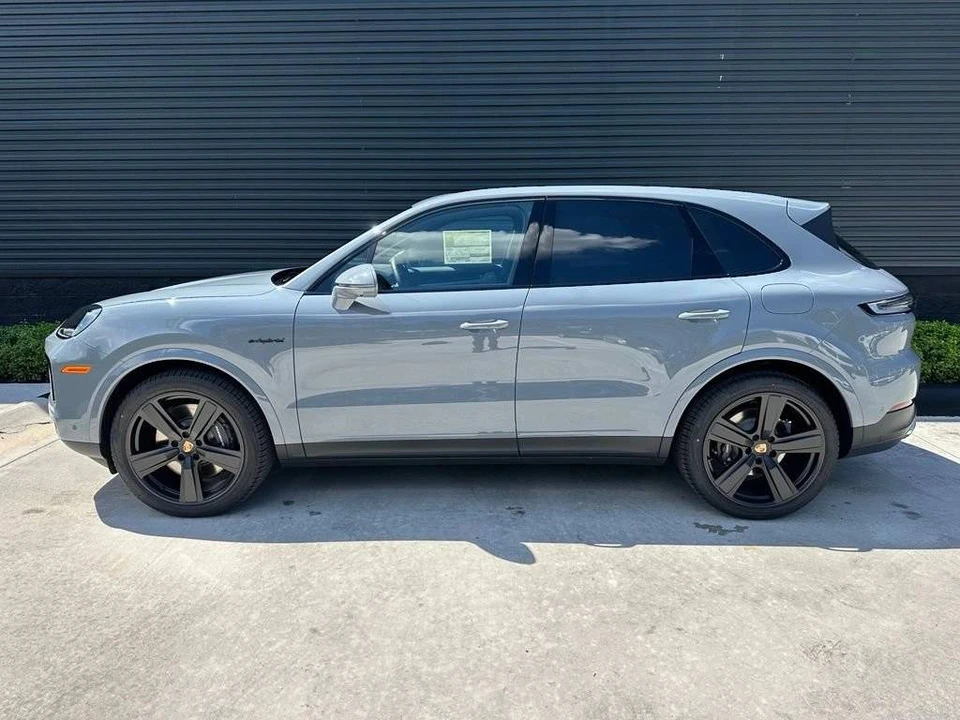 2026 Porsche 9Y0/9Y3 Cayenne - Image 2 of 5