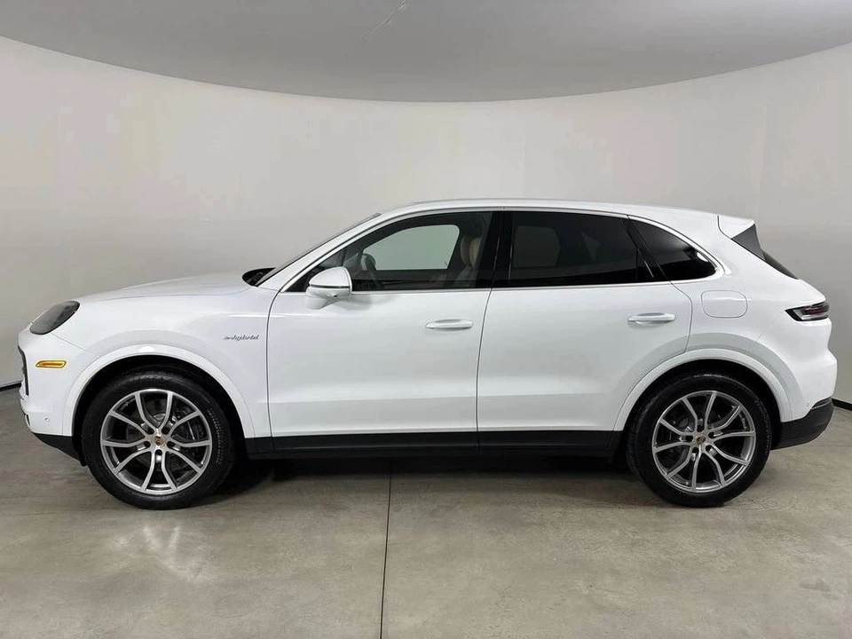 2026 Porsche 9Y0/9Y3 Cayenne - Image 2 of 5