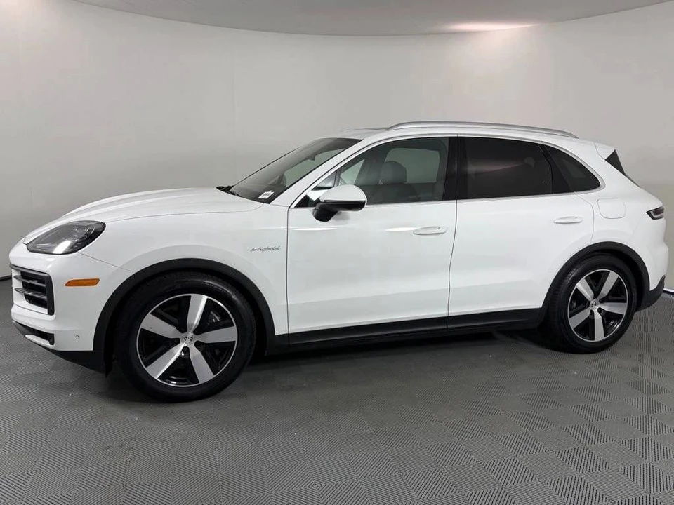 2026 Porsche 9Y0/9Y3 Cayenne - Image 2 of 5