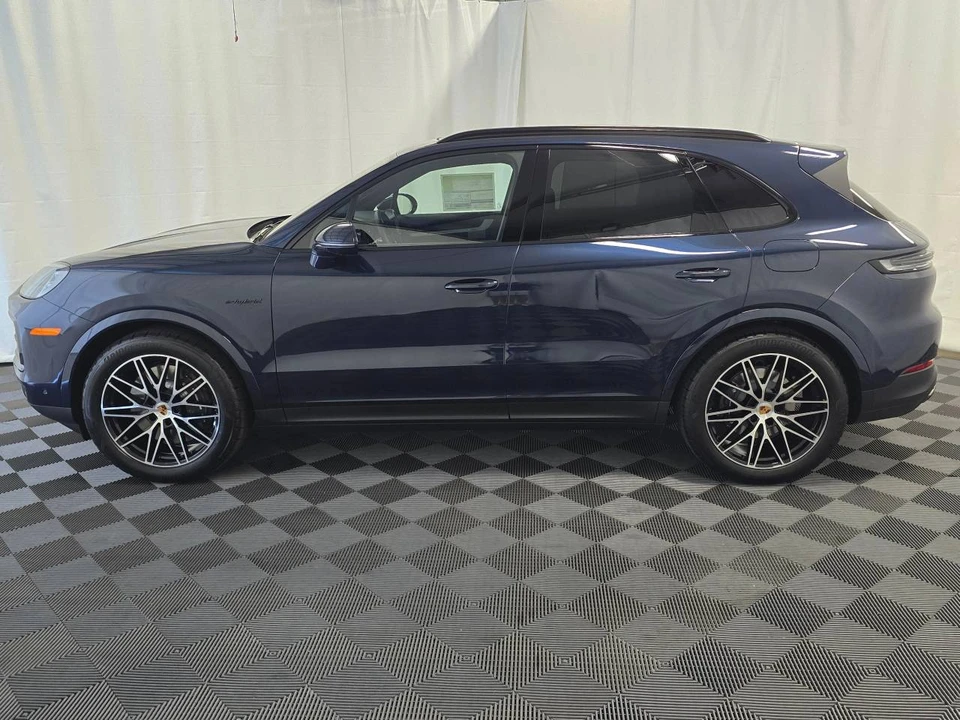 2026 Porsche 9Y0/9Y3 Cayenne - Image 2 of 5