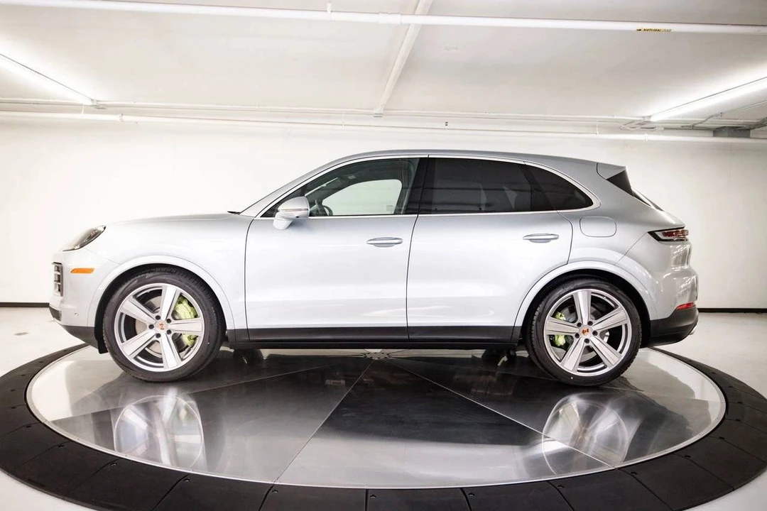 2026 Porsche 9Y0/9Y3 Cayenne - Image 2 of 5