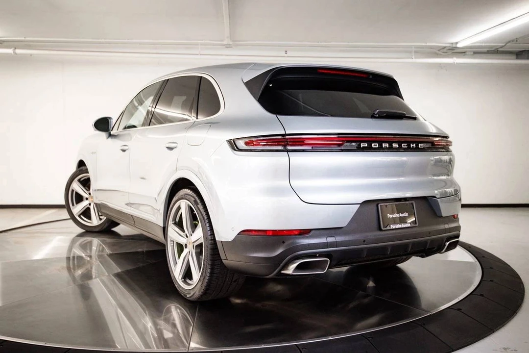 2026 Porsche 9Y0/9Y3 Cayenne - Image 3 of 5