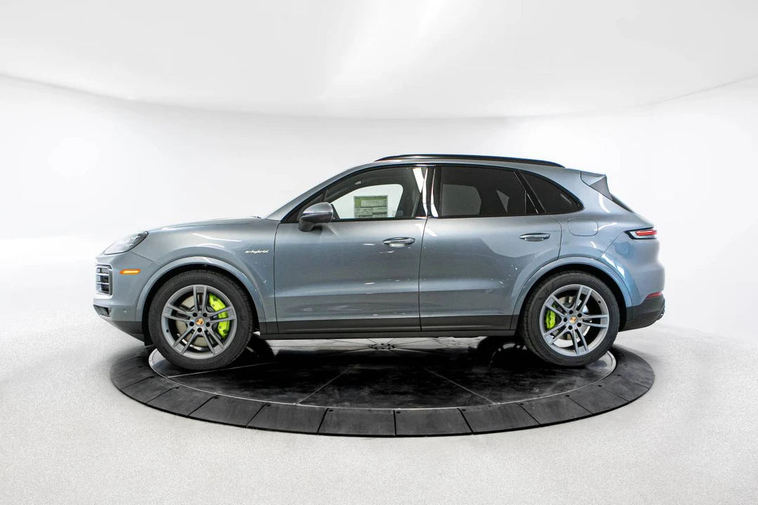 2026 Porsche 9Y0/9Y3 Cayenne - Image 2 of 5
