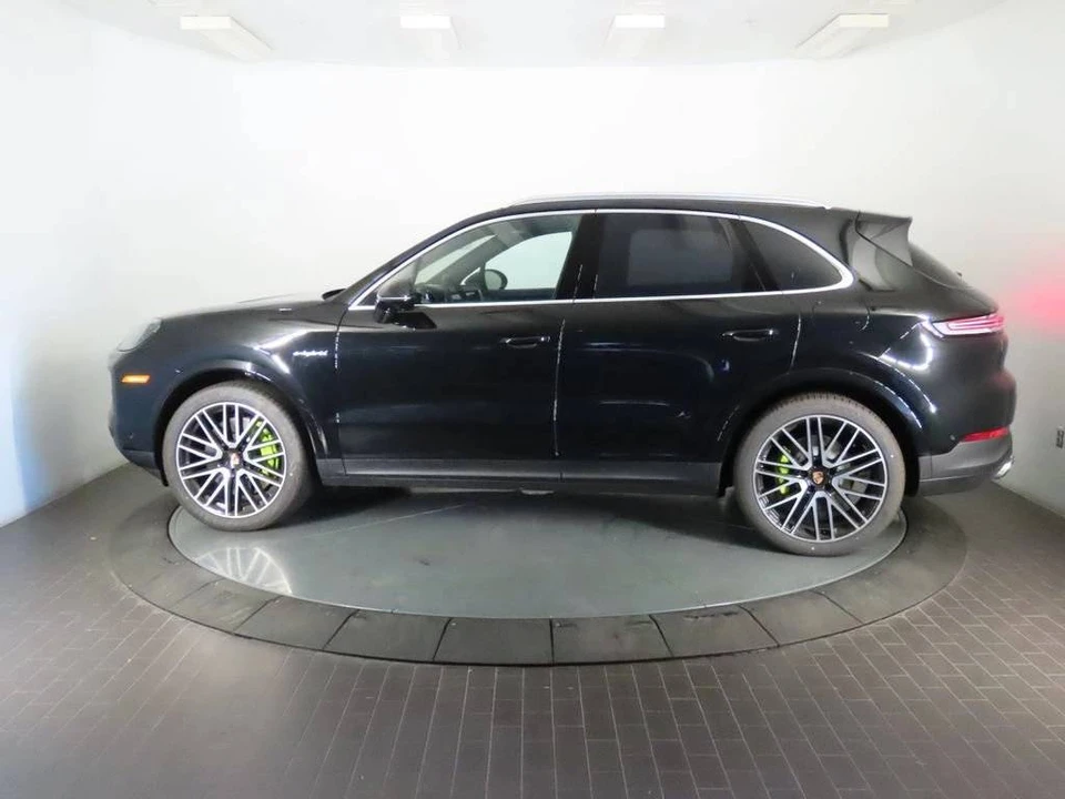2026 Porsche 9Y0/9Y3 Cayenne - Image 2 of 5