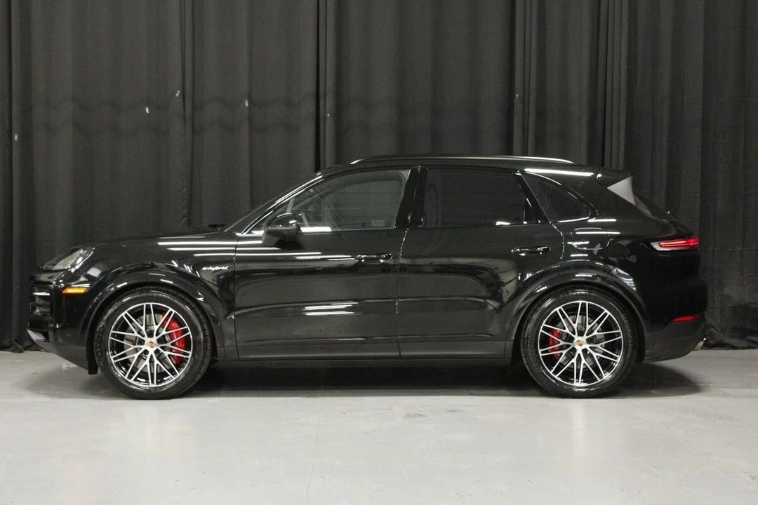 2026 Porsche 9Y0/9Y3 Cayenne - Image 2 of 2